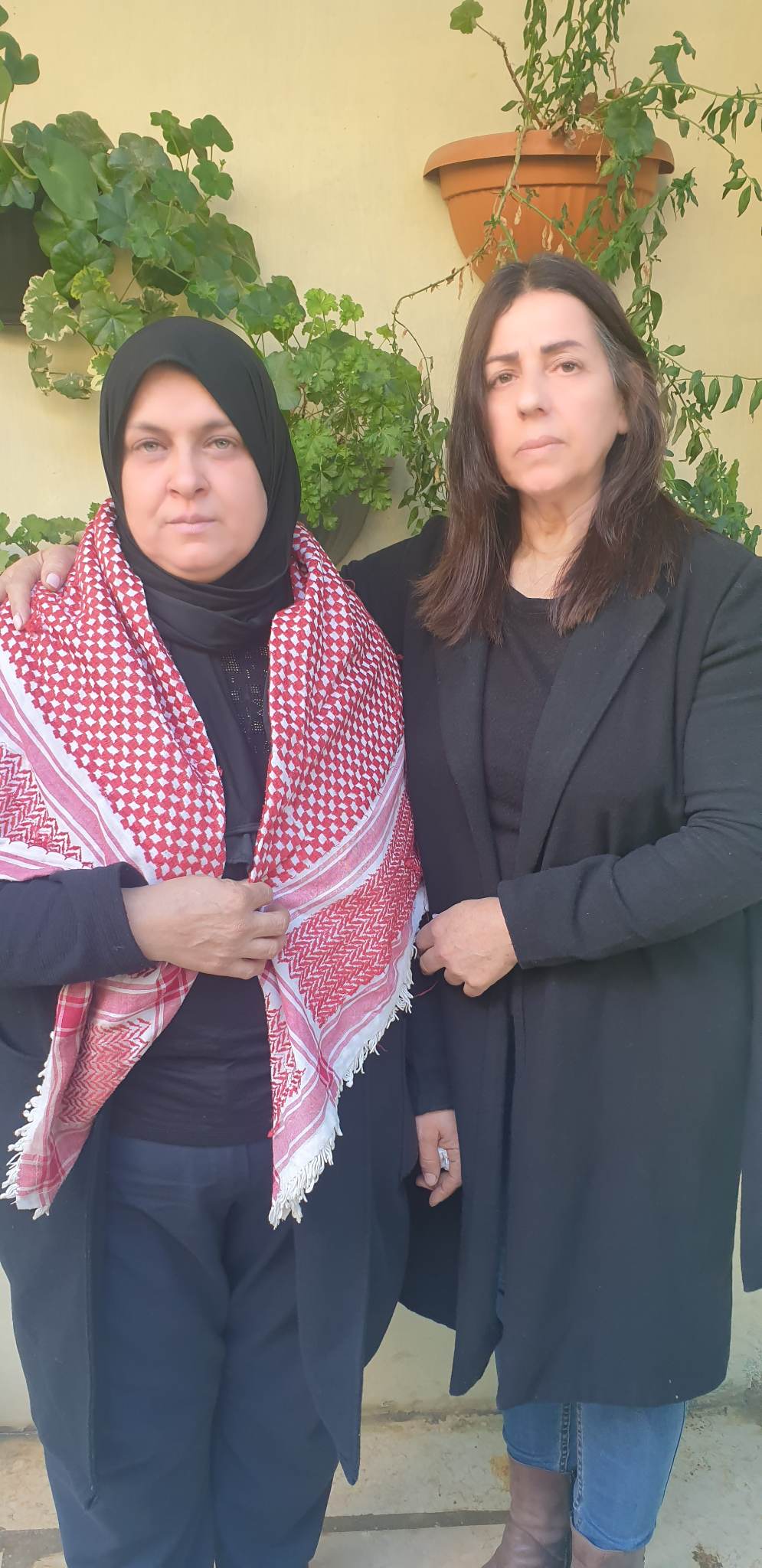 والدة وزوجة عم الشهيد مناع